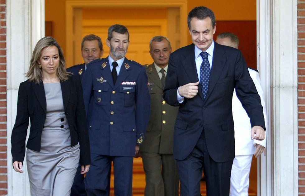 Carmen Chacón, el contador de nubes y el ex-general hoy podemita en su época de esplendoroso poder.