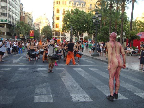 Un fotógrafo tomando el lado bueno del manifestante