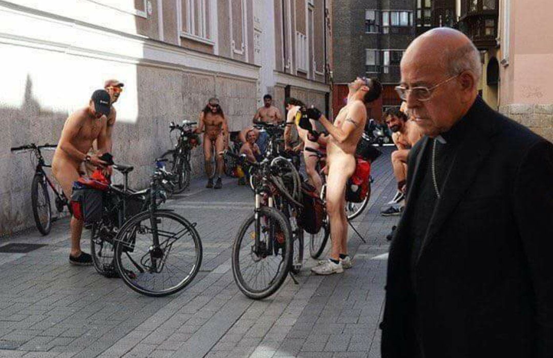 unos nudistas se mofan del Obispo Ricardo Blazquez