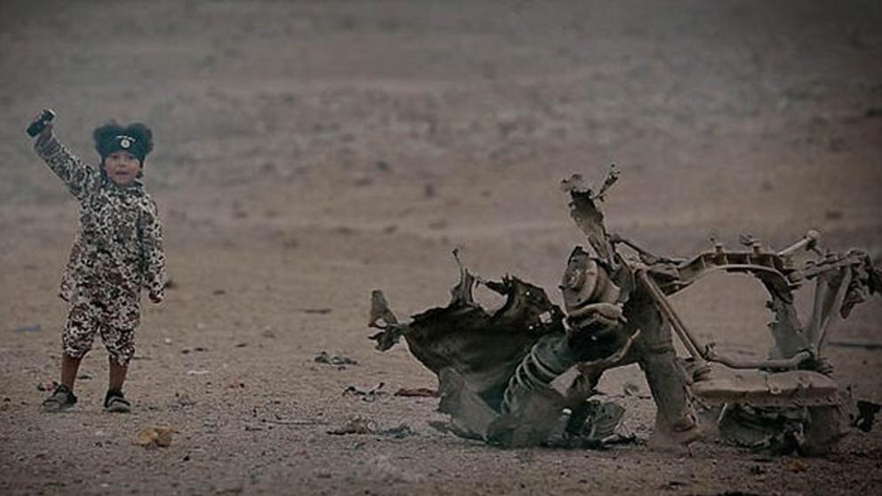 El pequeño verdugo. Imágenes del vídeo que el EI difundió en marzo en que un niño de unos cuatro años acciona el detonador de una bomba y hace estallar un coche con tres prisioneros