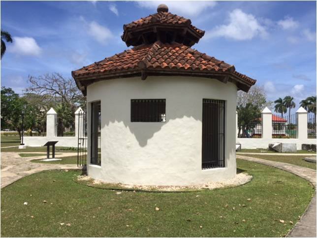 Hoy en el Pacífico, en lo que fueron las Indias Orientales Españolas, en Guaján (luego Guam) en su capital, Agaña, nos encontramos con lugares tan típicos como la Azotea, la Casa del Chocolate y la Puerta de Tres Arcos