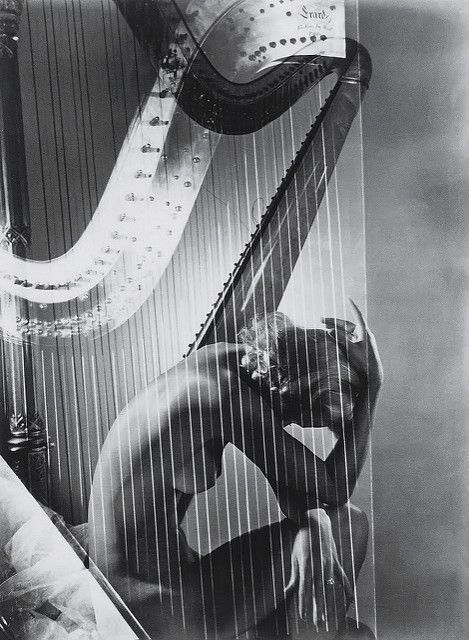 Lisa con harpa de Horst P. Horst