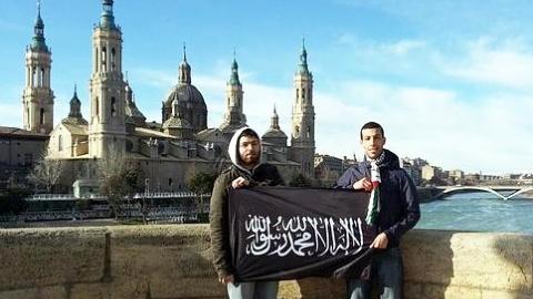 lo que está detrás de estos es el Pilar,y estos aún no están bautizados en el Ebro