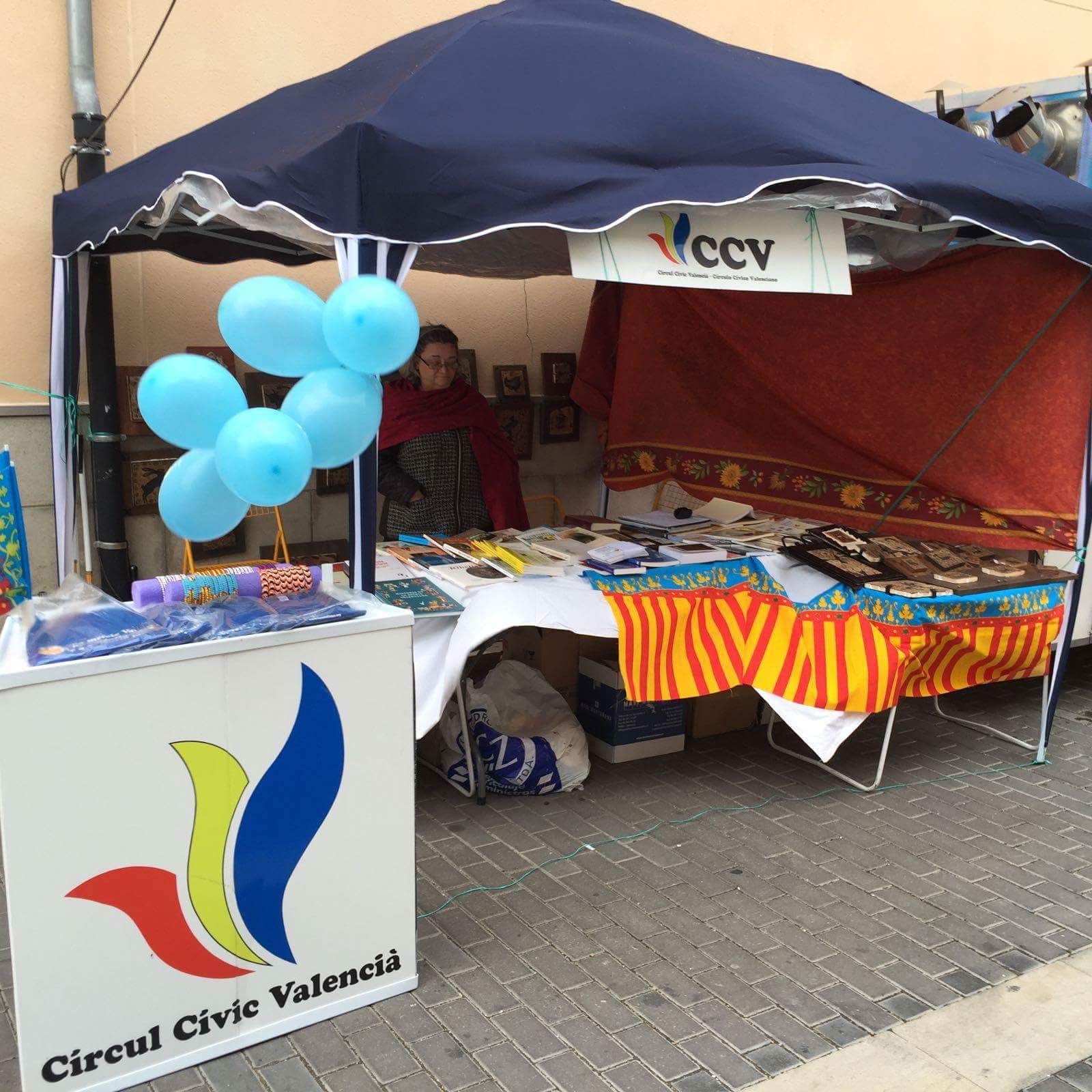 Puesto de información del Círculo Cívico Valenciano. Foto de Miguel Bosch