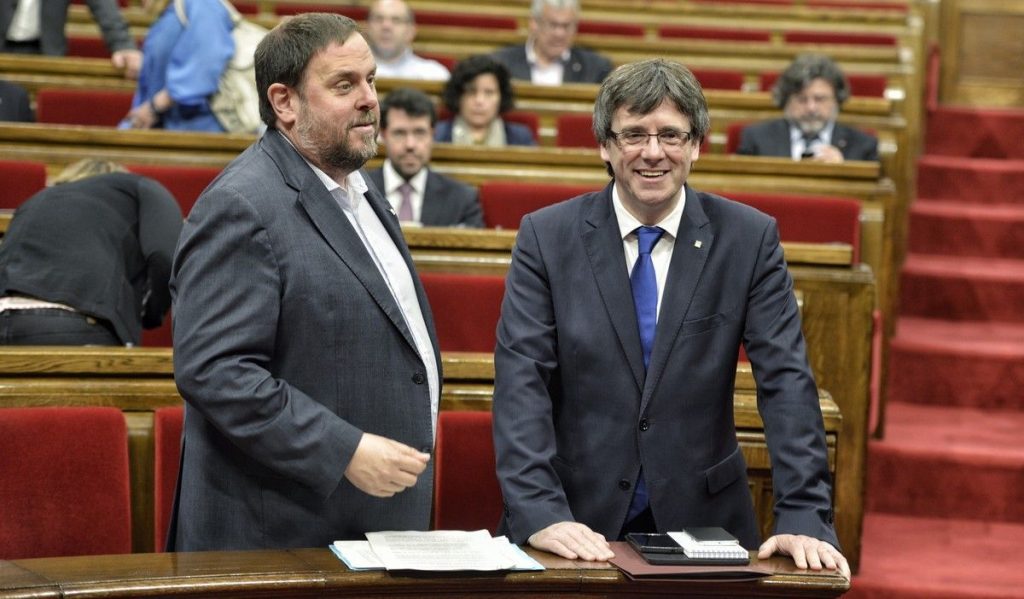 Junqueras y Puigdemont Parlament. FOTO FERRAN SENDRA