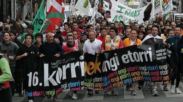 Korrika del 2009 organizada por AEK, no falta la propaganda proetarra