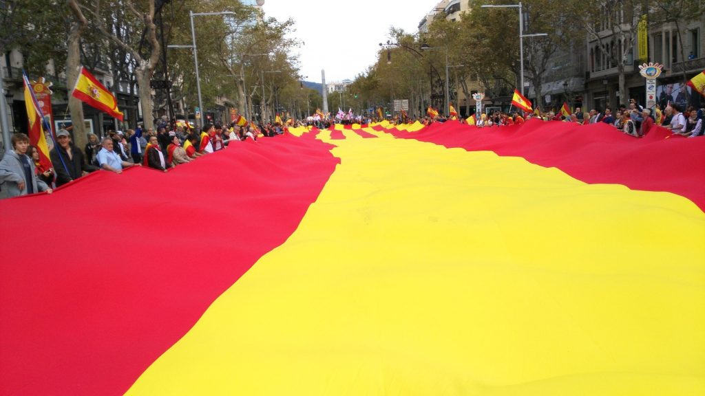 la-bandera-de-espana-en-barcelona