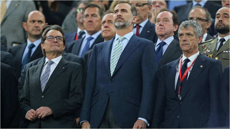 la-insultante-actitud-del-traidor-arturo-mas-mirando-de-reojo-con-sorna-al-rey-de-espana