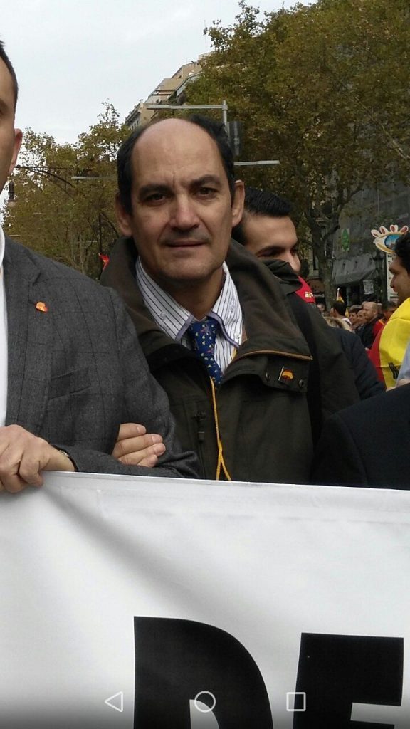 miguel-bosch-en-la-manifestacion-del-12-de-octubre-en-barcelona