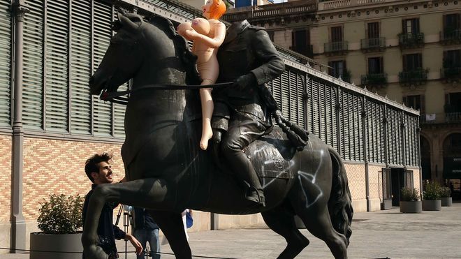 un-artista-coloca-una-muneca-hinchable-como-protesta-en-la-estatua-ecuestre-del-general-franco