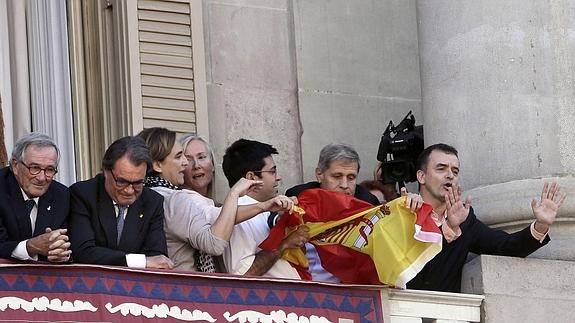 La batalla de la bandera en el balcón del ayuntamiento de Barcelona