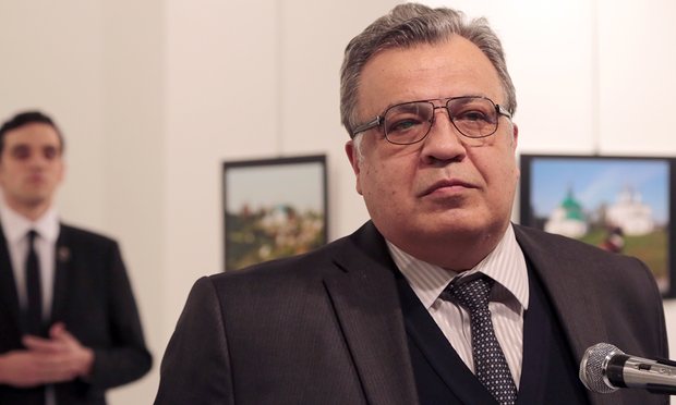 acojonante-la-foto-el-embajador-ruso-con-su-asesino-detras