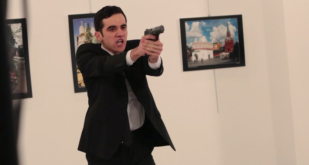 El fotógrafo Burhan Ozbilici logró capturar las primeras imágenes del sujeto que acabó con la vida del embajador de Rusia en Turquía.
