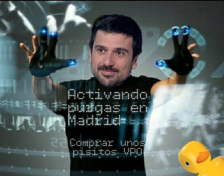 espinete-ostenta-tres-cargos-uno-con-cada-mano-y-el-tercero-con-la