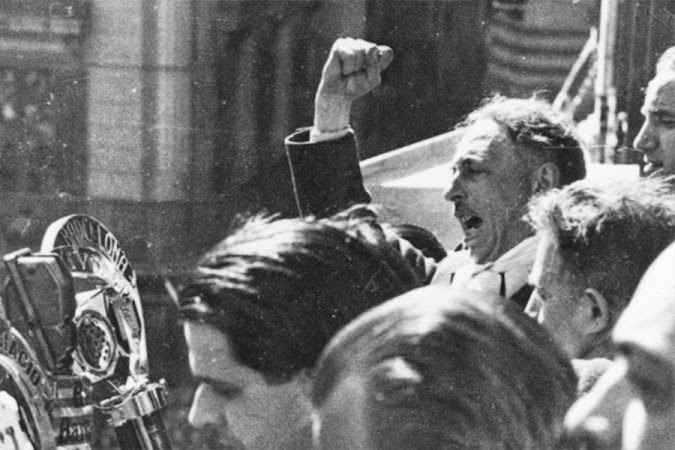 A las ocho y diez minutos de la tarde del 6 de octubre de 1934, Lluís Companys aparece en el balcón de la Generalidad acompañado de sus consejeros