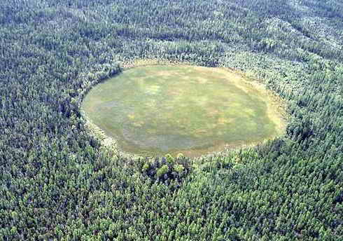 Efectos de la explosión en la atmósfera de algo desconocido en la región de Tunguska (Siberia), el 30 de junio de 1908.