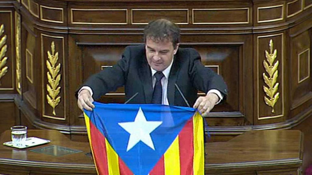 Alfred Bosch despliega una bandera independentista catalana en el pleno Ha sido durante el debate sobre el ultraje a los símbolos nacionales