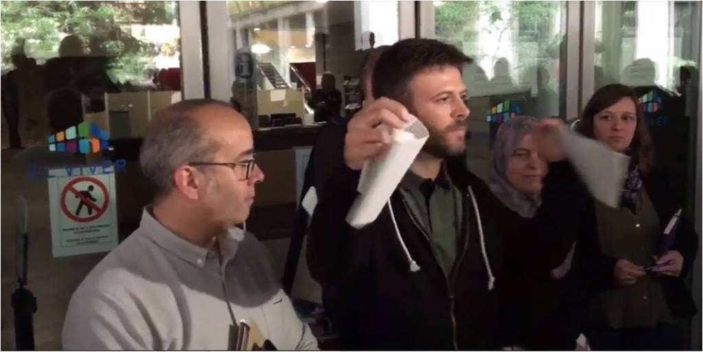 Concejales de Badalona rompen el auto del juez y abren el Ayuntamiento el 12-O