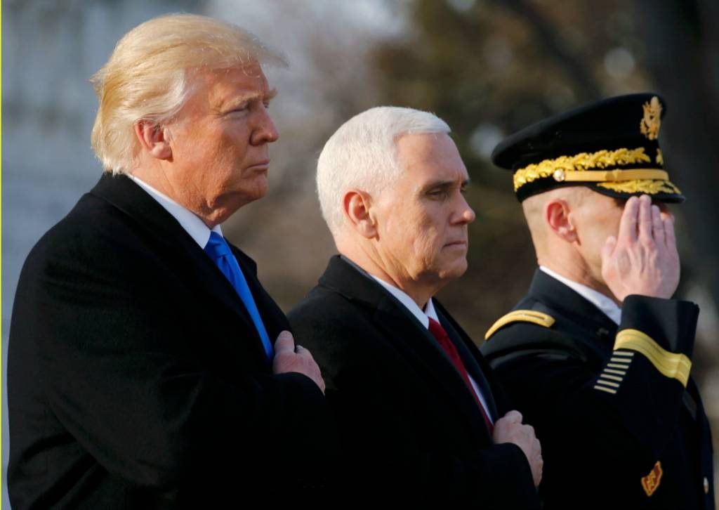 Donald Trump y Mike Pence en un acto oficial en el Cementerio de Arlington