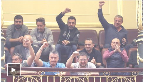 Estibadores puño en alto hoy en el Parlamento. Cobran 80.000€ de sueldo medio, 6.500 al mes