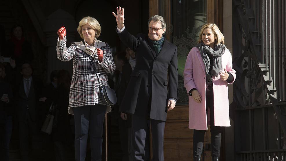 Arturo Wifredo Contu-Mas y sus cortesanas saliendo tras la lectura de la sentencia (¿?). En sus caras el sufrimiento tras el delito/sentencia judicial que les anima a perpetrar la ruptura.