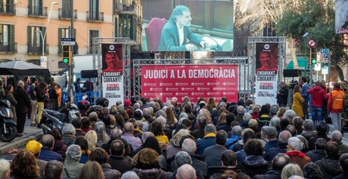 Opio de masas en Barcelona con el juicio a los golpistas y las leyes