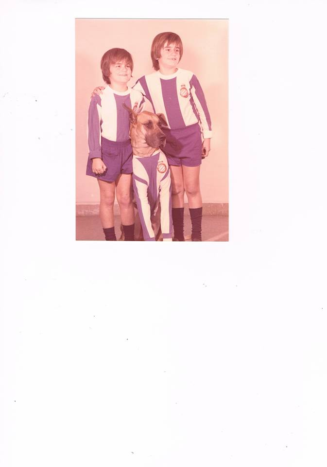Trosky con mis hermanos pequeños, equipados con el uniforme de mi RCD Español.