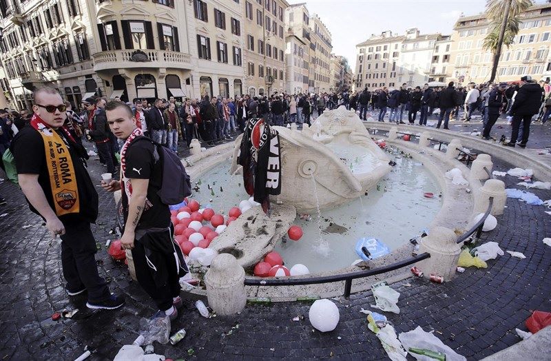 borrachos destrozando la bellisima fuente de Bernini en la Piazza di Spagna de Roma