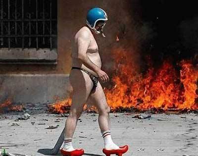 es un bombero HOLANDÉS.