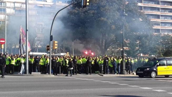 exterior del Palacio de Congresos de Cataluña. Bengalas y gritos de estibadores