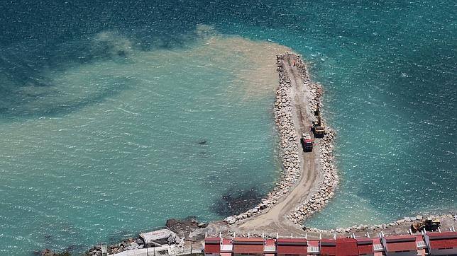 Ampliaciones y más ampliaciones mientras otros se echan la siesta. Con rocas y tierra traída de España.