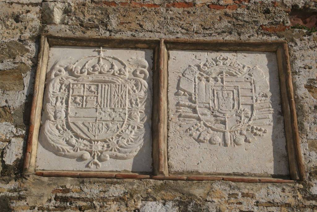 Armas de carlos II y de don Francisco del Castillo Fajardo II marqués de Villadarias