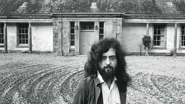Jimmy Page en su mansión satánica