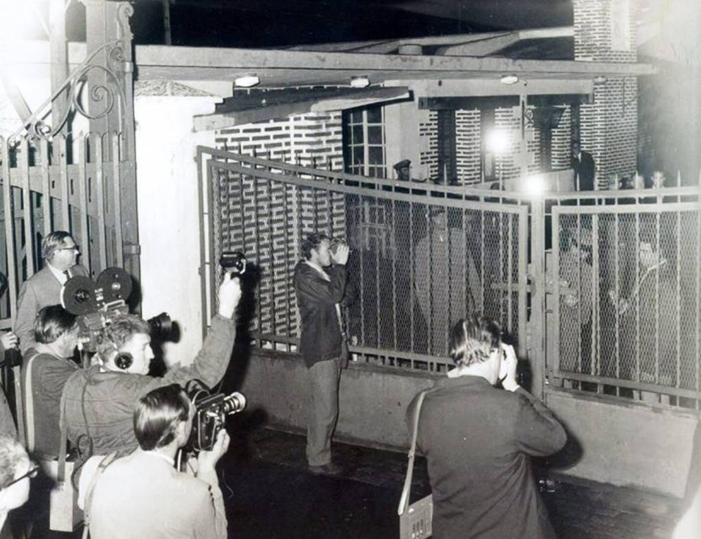 Momento histórico del cierre de la verja fronteriza por orden del Gobierno español el 8 de junio de 1969.