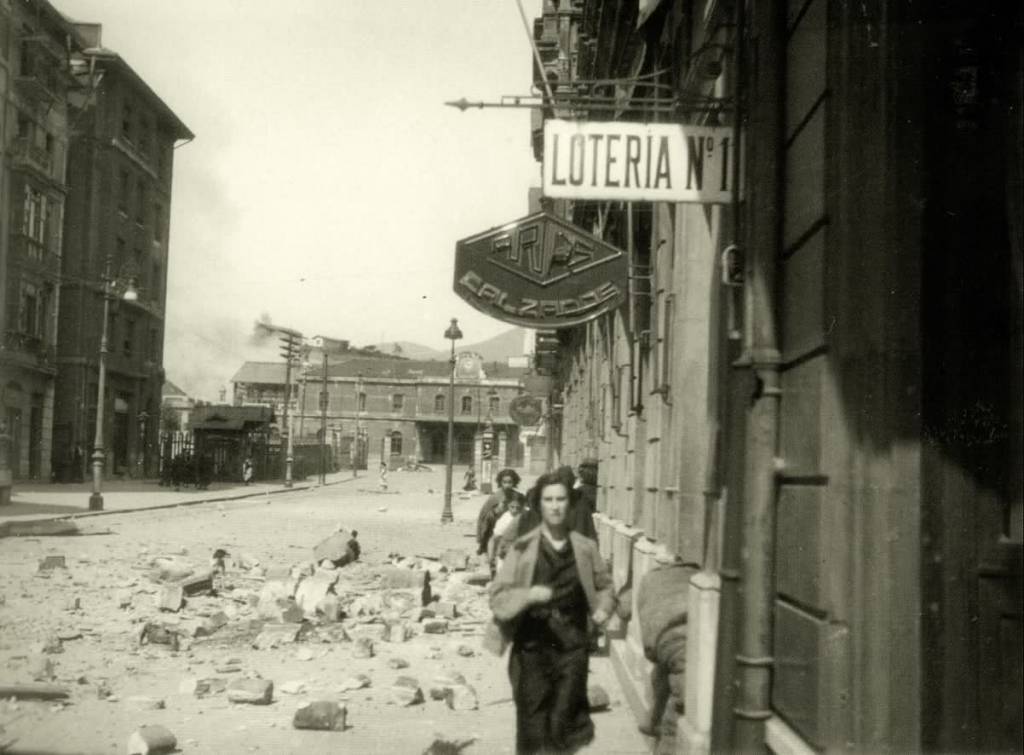 Fotodel bombardeo de Oviedo. calle Uría. Al fondo, la Estación del Norte