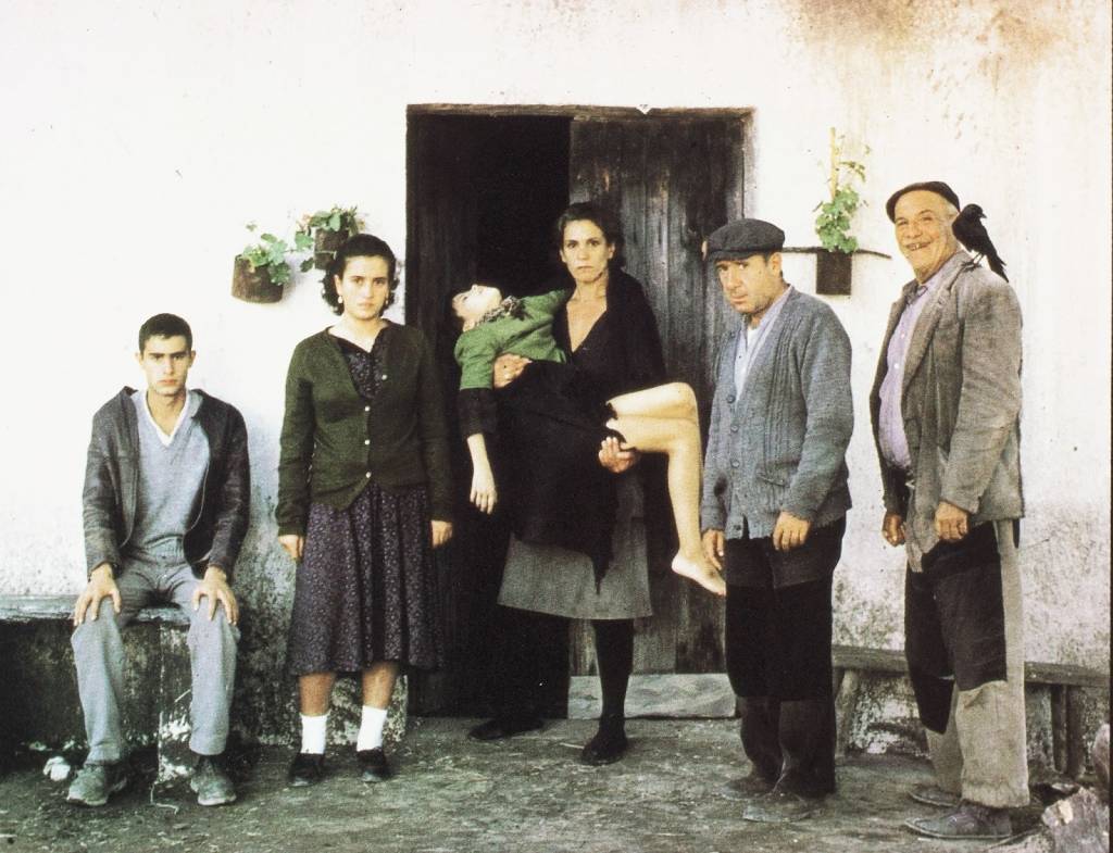 Fotograma de la película "Los Santos Inocentes" (1984) de Mario Camus