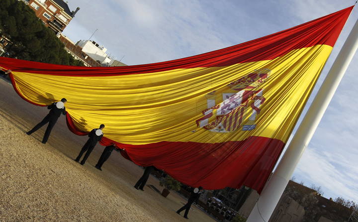 Izado de la bandera de España en la Plaza de Colón