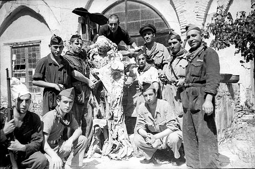 Los milicianos rebuscaban