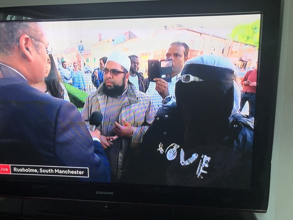 Musulmanes por la paz en Manchester. La camiseta de LOVE tiene guasa