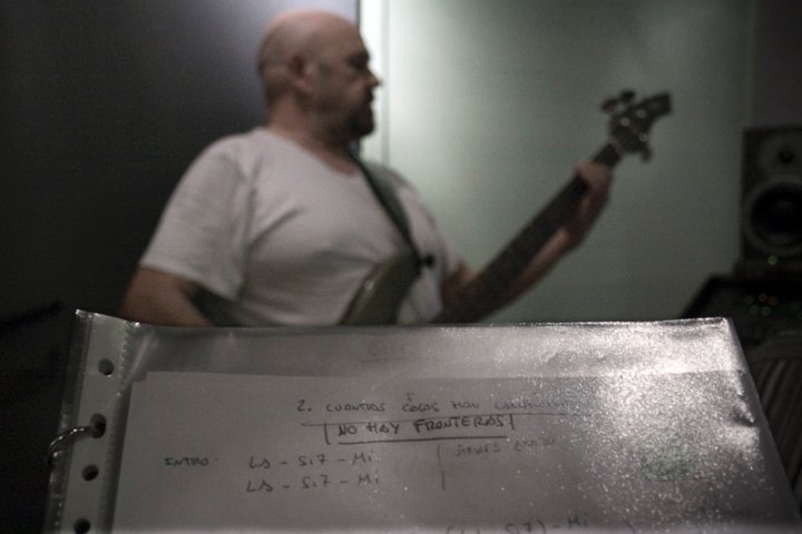 Rodolfo Arévalo en el estudio de grabación