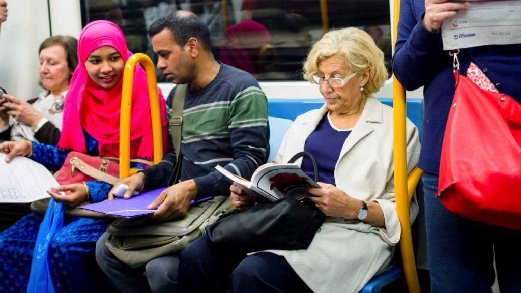 Carmena aprueba hacer una campaña contra separar las piernas en los autobuses municipales