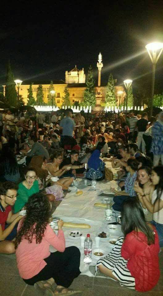 Junto a la Inmaculada y a San Juan de Dios. El escenario perfecto. Si Isabel la Católica levantara la cabeza