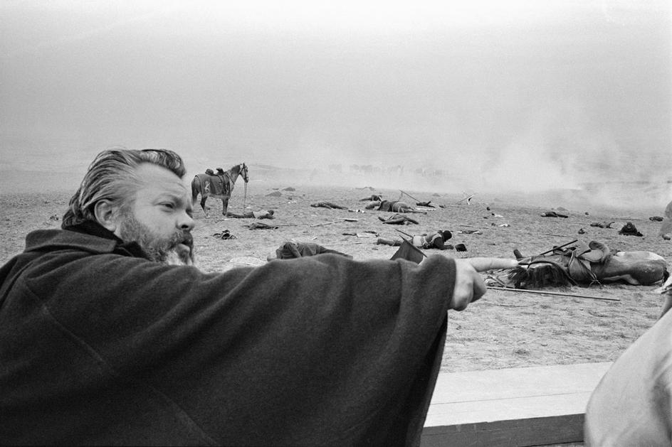 Orson Welles dirige la secuencia de la batalla. en Campanadas a medianoche