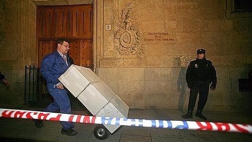 Se produce la primera retirada de legajos de Salamanca. La Audiencia Nacional levantó días antes una prohibición cautelar contra el envío y el proceso se puso en marcha definitivamente.