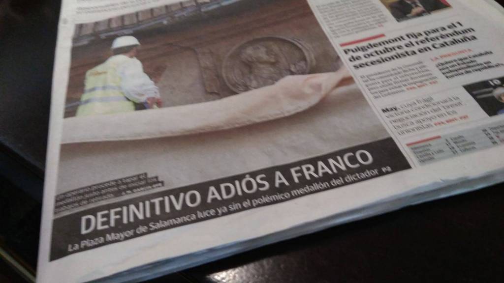 el medallón de Franco de la plaza mayor