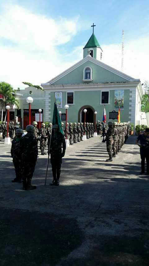 El Ejército de Filipinas rindiendo ayer homenaje a los soldados españoles que aguantaron un asedio de 337 días desde el 30 de junio de 1898