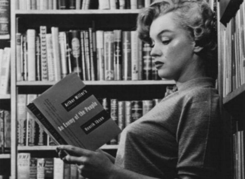 Marilyn Monroeen su biblioteca