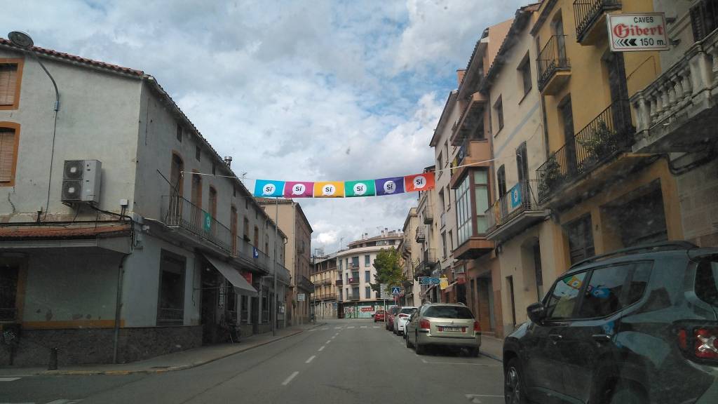 A dos caras en los dos sentidos, en varias calles travesías de algunos pueblos españoles de Cataluña, en este caso Artés de la comarca del Bages Cataluña España