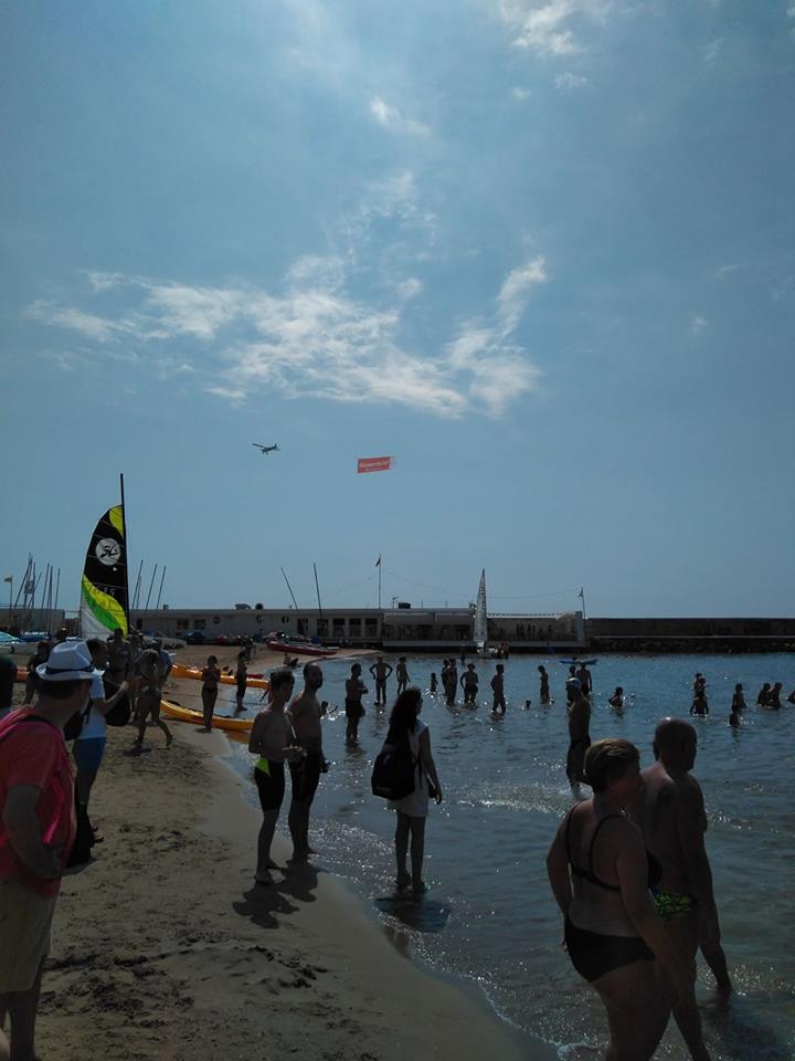 Que pesados ni en la playa oye. Pasa una avioneta pidiendo "democracia ya" y democracia tendrán, vaya, el peso de la democracia les caerá