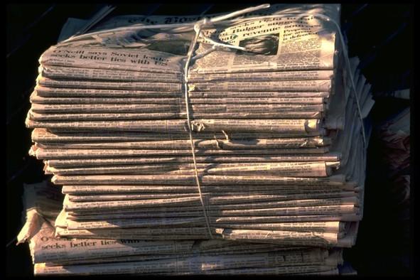 Un montón de periódicos y documentos en un atillo
